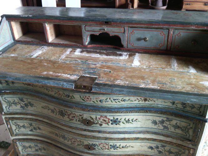 Eliminazione della copertura con carta in finto marmo e scoperta di un pienetto scorrevole con segreto